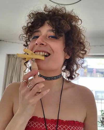 Portrait of Daphné Sarpyener, facilitator and therapist