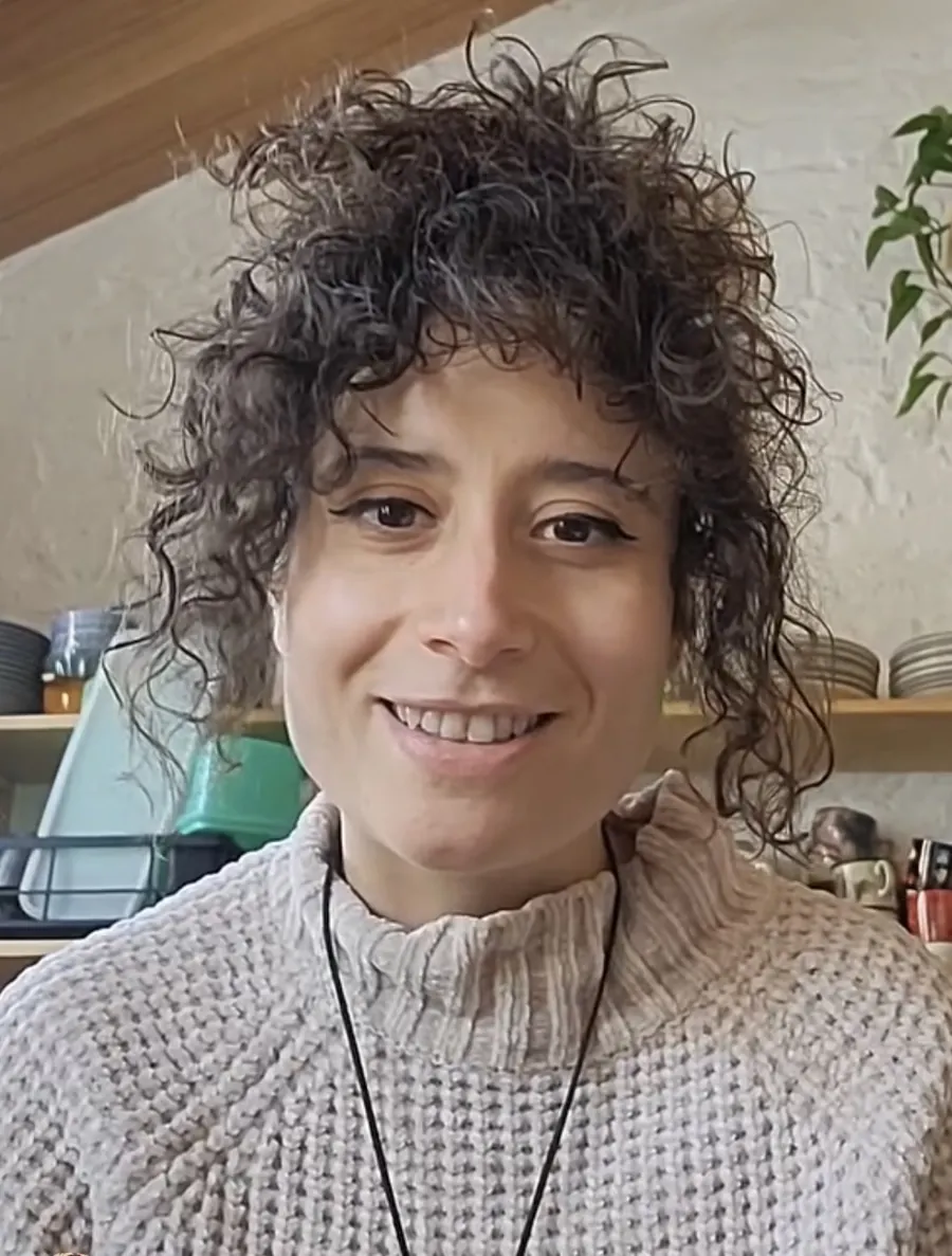 Portrait of Daphné Sarpyener, facilitator and therapist