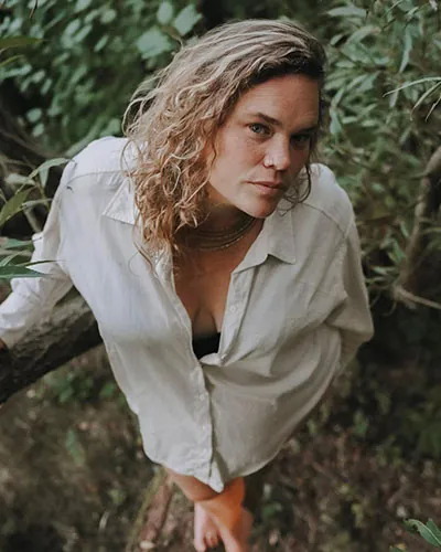 Portrait of Fieke Vanhauwaert, embodied facilitator and founder of Soulspot